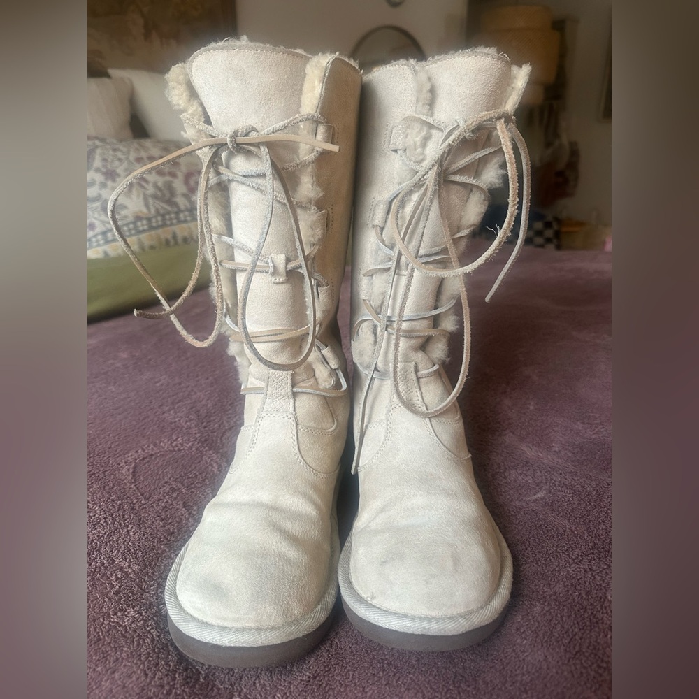 Leather lace up UGG boots in bone color